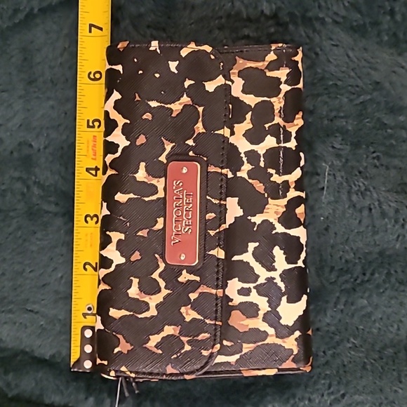 Victoria's Secret New Leopard Print Ladies Wallet Purse NWOT Faux Leather - Picture 7 of 8
